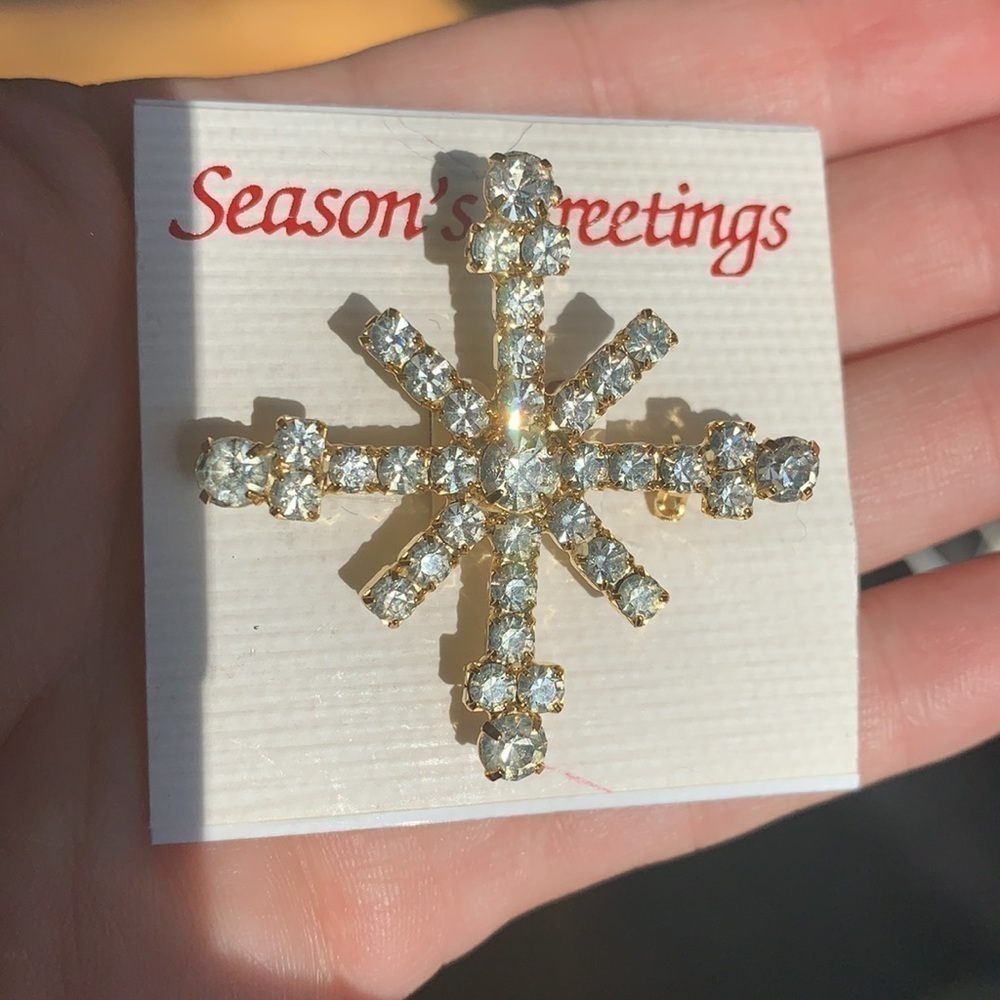 Vintage | NWT Snowflake Crystal White Rhinestones Gold tone Brooch Pin